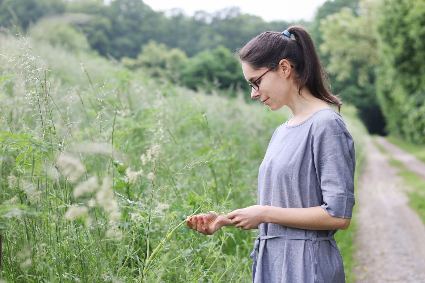 Bloggerin Lisa Albrecht steht auf einem Waldweg