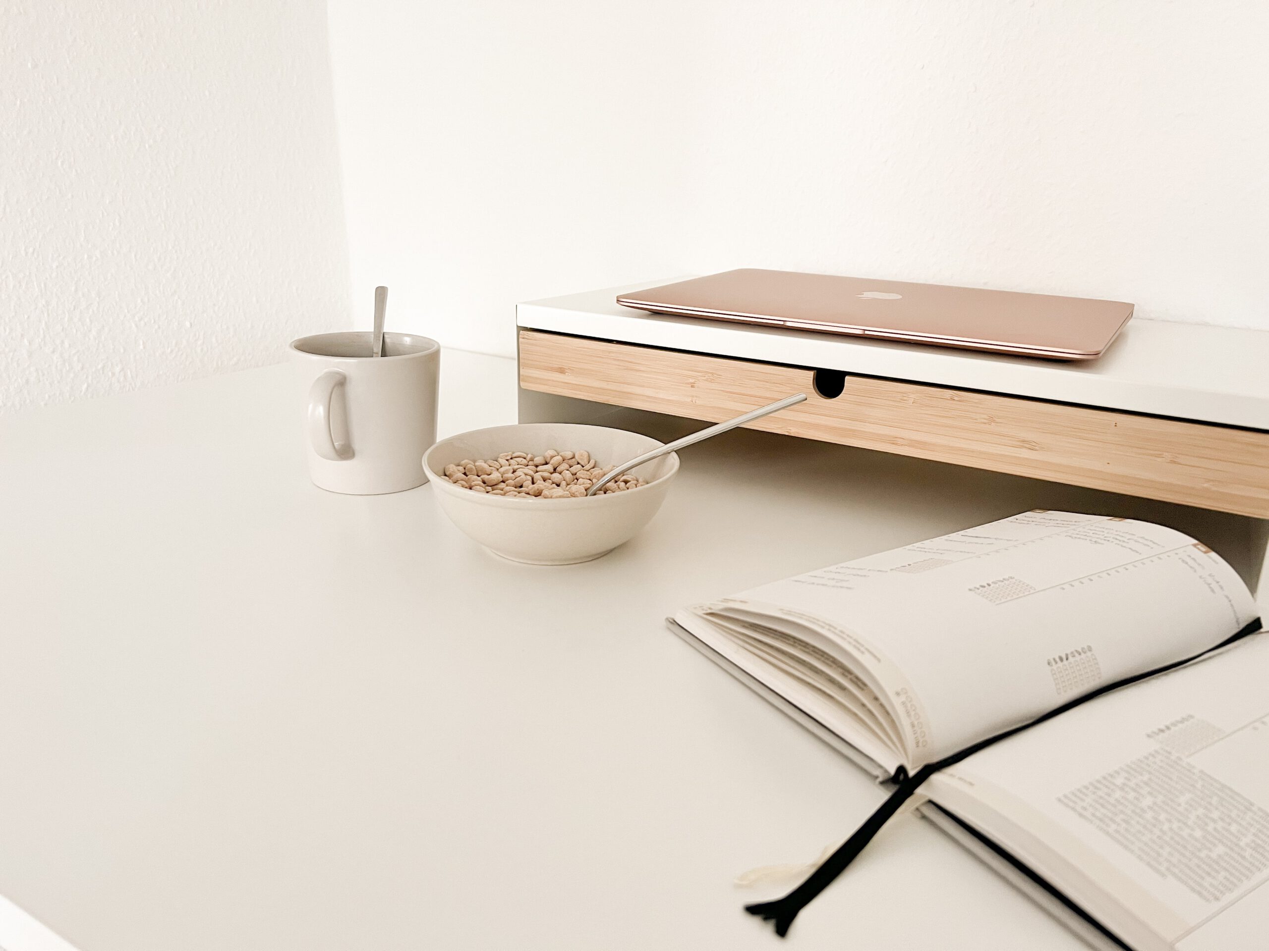 minimalistischer Schreibtisch